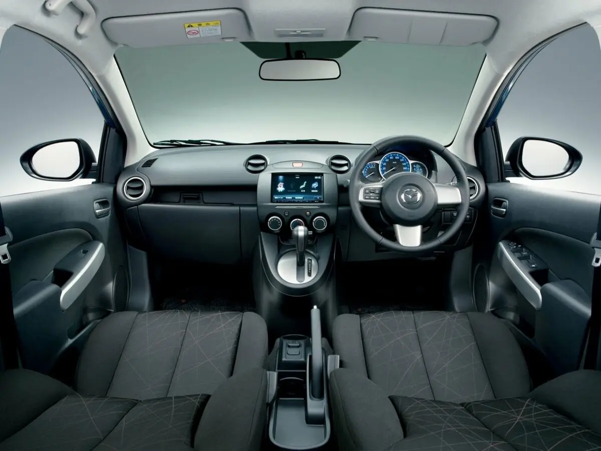Mazda Demio III (DE) Хэтчбек 5 дв. — фото 6