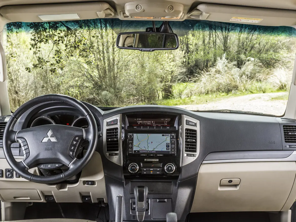 Mitsubishi Montero IV Внедорожник 5 дв. — сүрөт 6