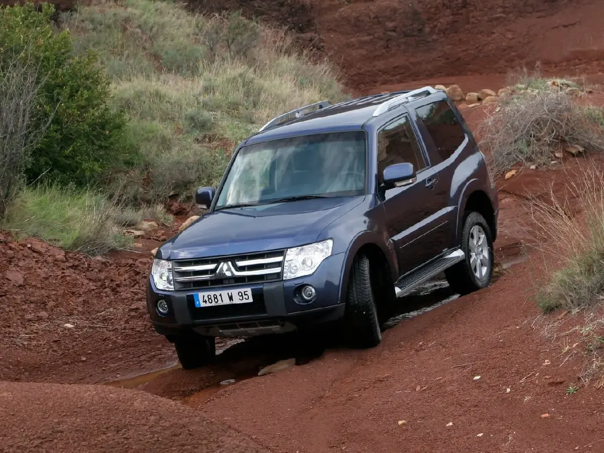 Mitsubishi Montero IV Внедорожник 3 дв. — сүрөт 3