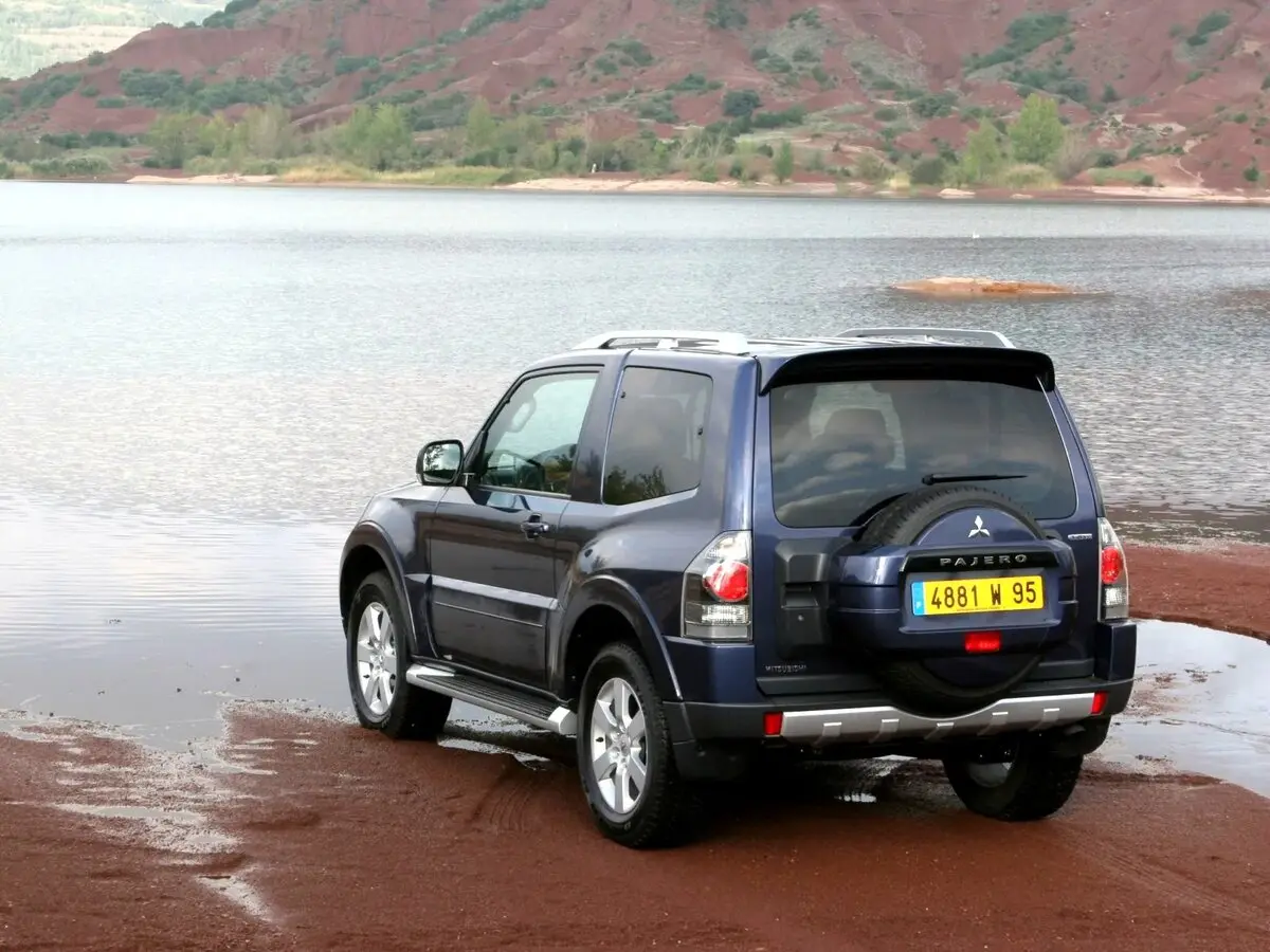 Mitsubishi Montero IV Внедорожник 3 дв. — сүрөт 4