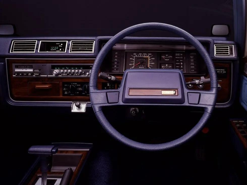 Nissan Gloria VI (430) Седан — 照片 4
