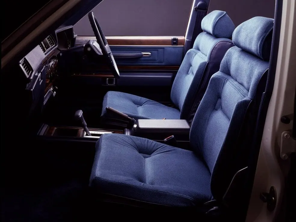 Nissan Gloria VI (430) Седан — 照片 5