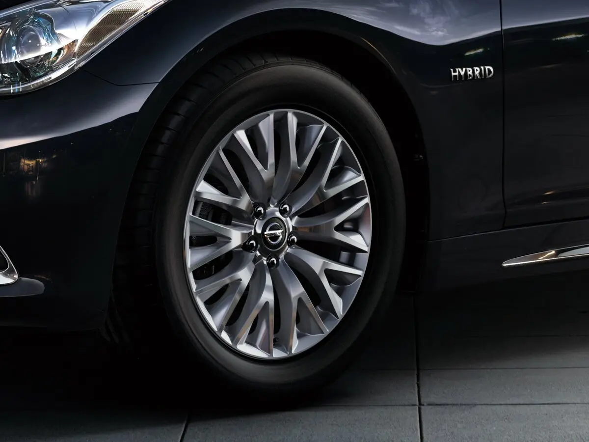 Nissan Cima V (Y51) Седан — 照片 15