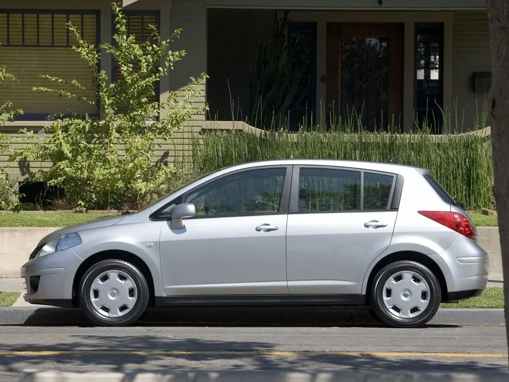 Nissan Versa I Хэтчбек 5 дв. — сүрөт 2
