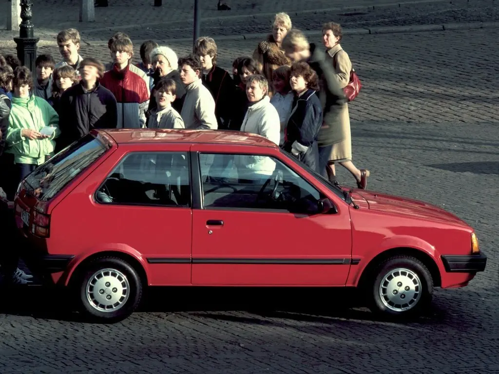 Nissan Micra I (K10) Хэтчбек 3 дв. — сүрөт 2