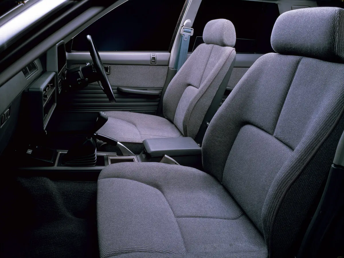 Nissan Skyline VI (R30) Седан — 照片 4