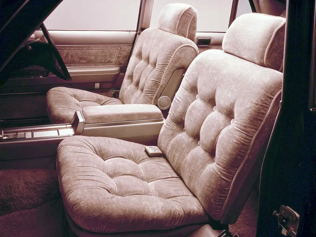Nissan President I (150, 250) Седан — сүрөт 4
