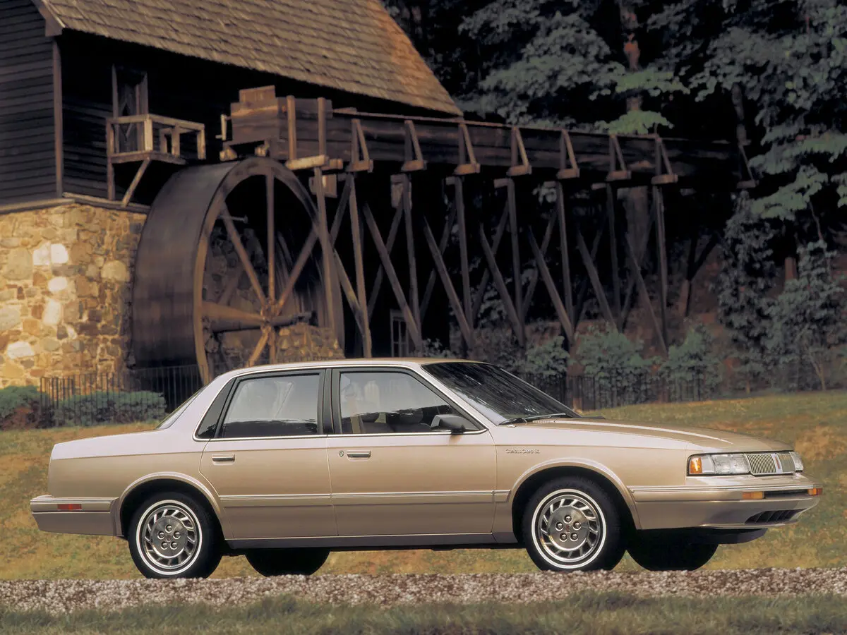 Oldsmobile Cutlass Ciera 1981 – 1996 Седан — 照片 2