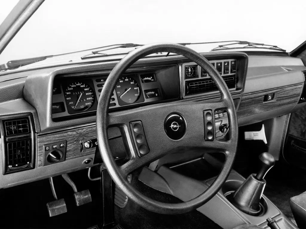 Opel Senator A Седан — photo 5