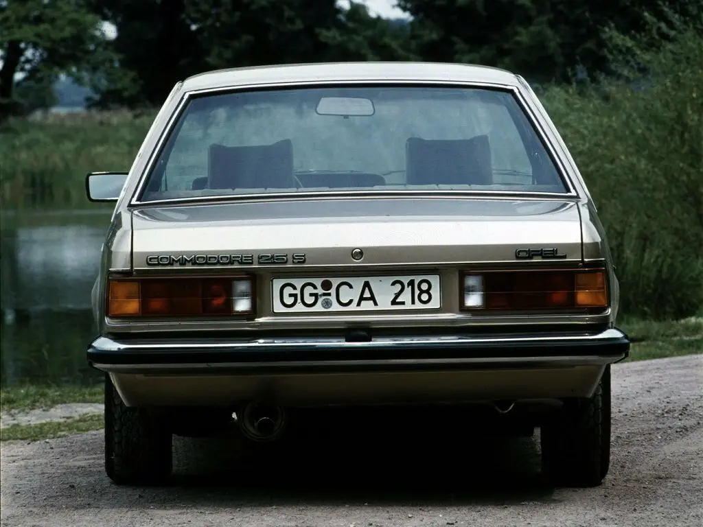 Opel Commodore C Седан — photo 3