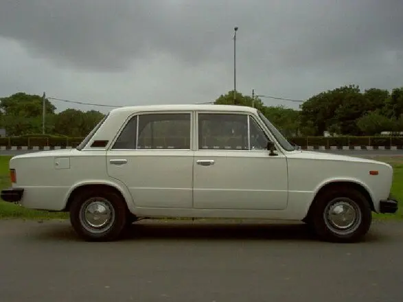 Premier 118NE 1985 – 2001 Седан — сүрөт 2