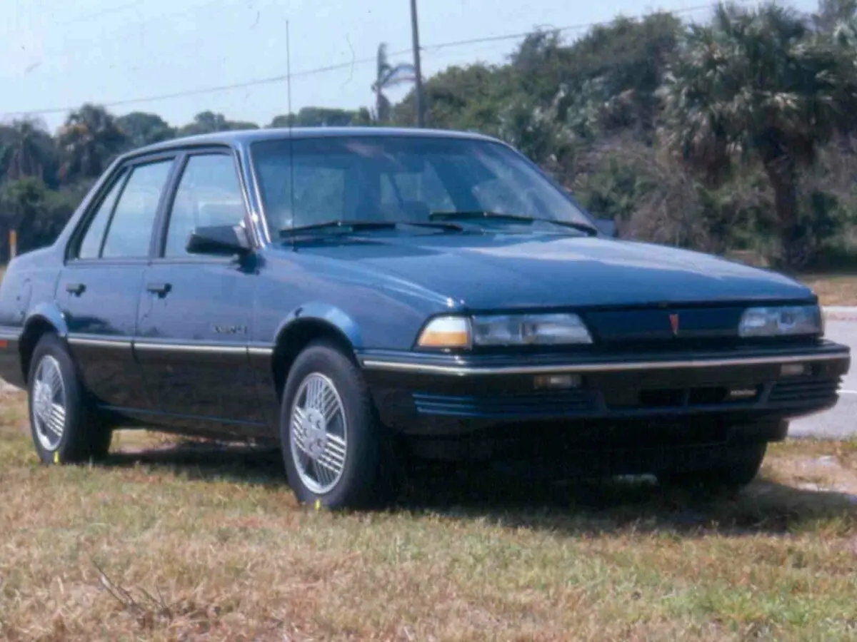 Pontiac Sunbird III Седан
