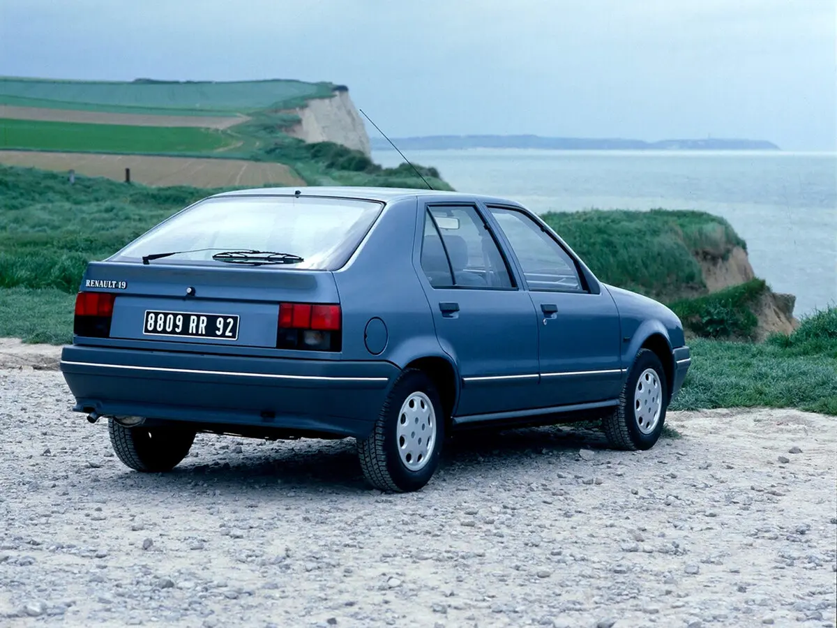 Renault 19 I Хэтчбек 5 дв. — сүрөт 5