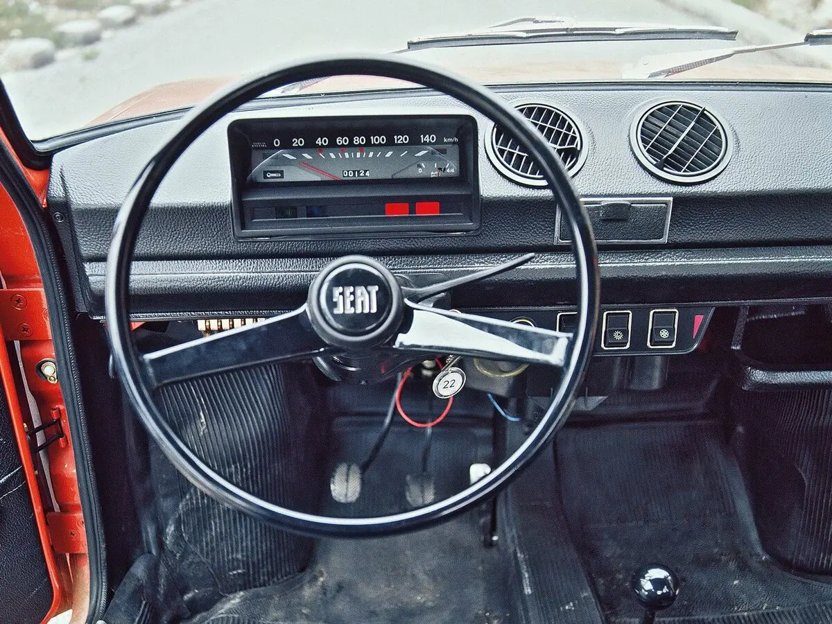 SEAT 133 1974 – 1979 Хэтчбек 3 дв. — 照片 4