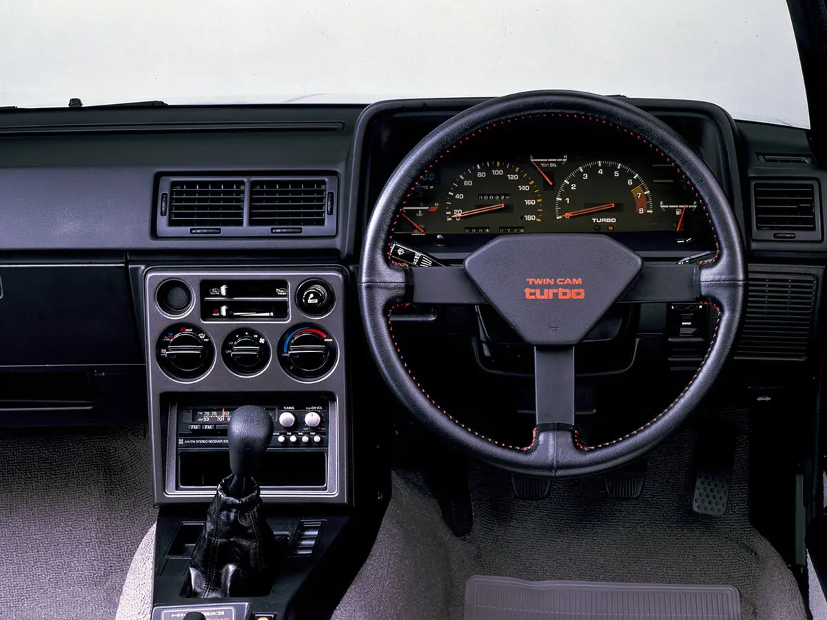 Toyota Carina III (A60) Седан — 照片 2