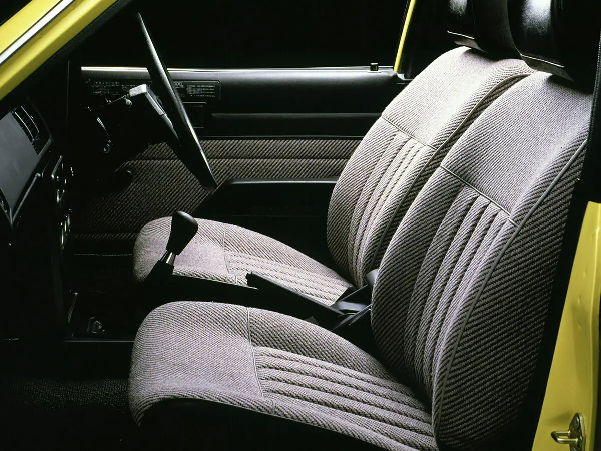 Toyota Carina III (A60) Седан — 照片 3
