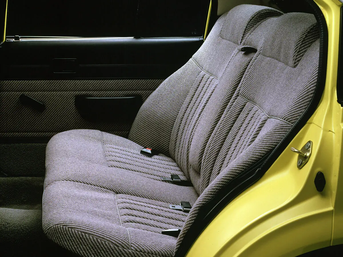 Toyota Carina III (A60) Седан — 照片 4