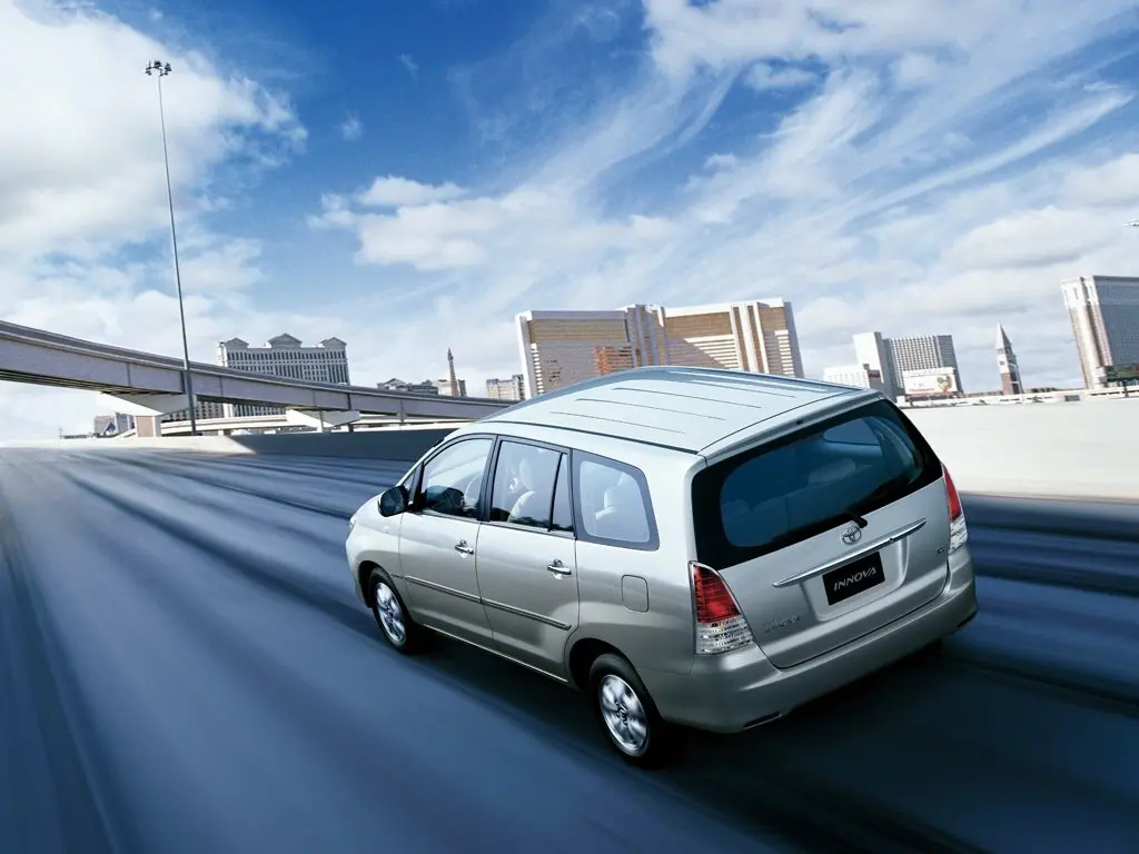 Toyota Innova I Компактвэн — фото 4