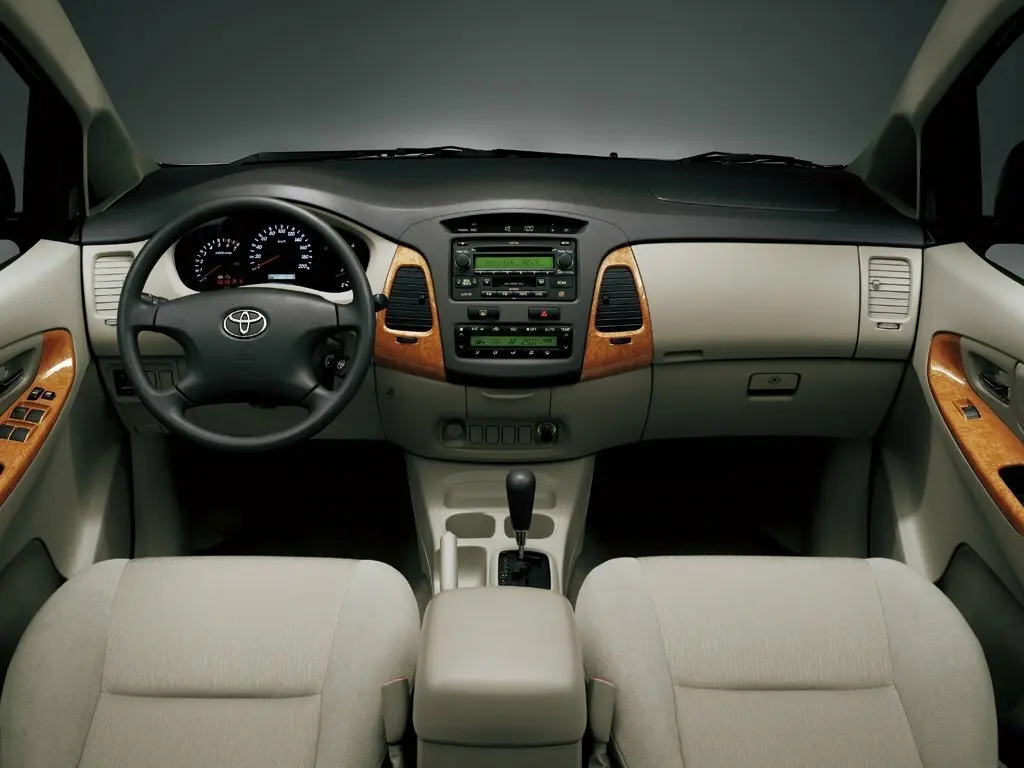 Toyota Innova I Компактвэн — фото 5