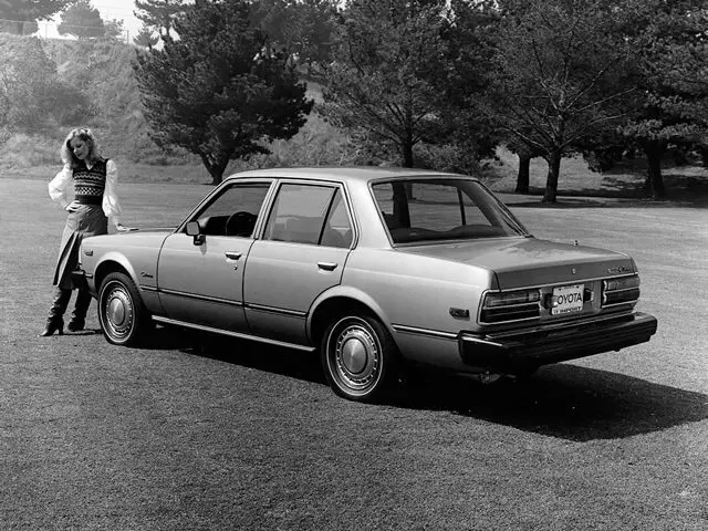Toyota Corona VI (T130) Седан — фото 4