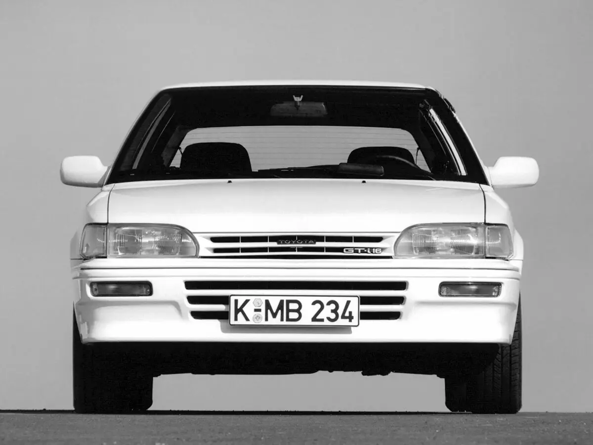 Toyota Corolla VI (E90) Хэтчбек 3 дв. — фото 3