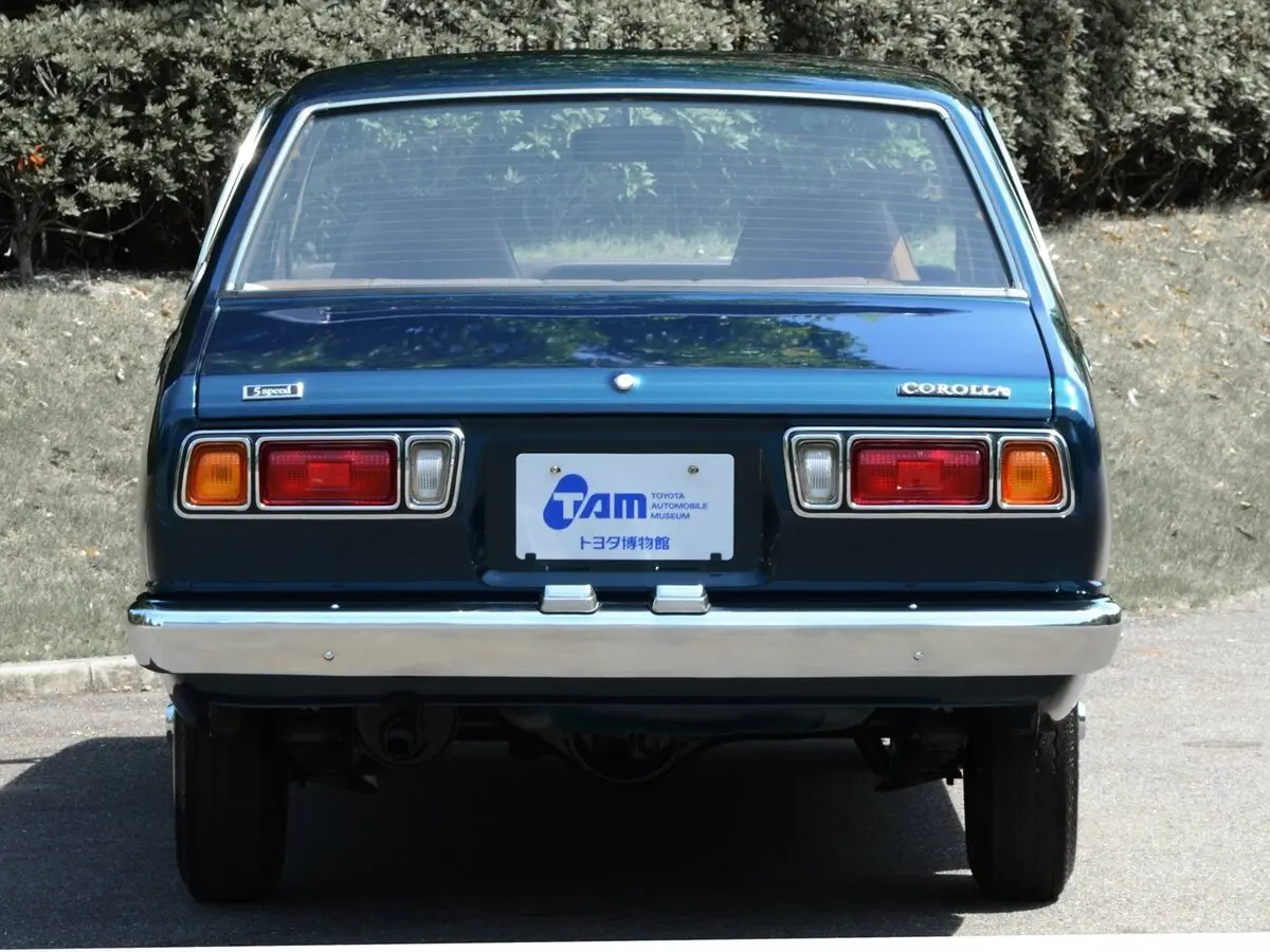Toyota Corolla III (E30, E40, E50, E60) Седан — фото 3