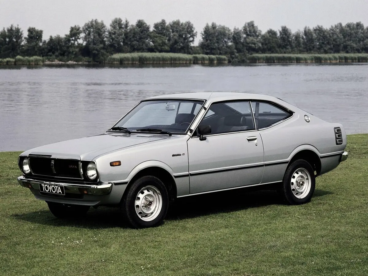 Toyota Corolla III (E30, E40, E50, E60) Лифтбек