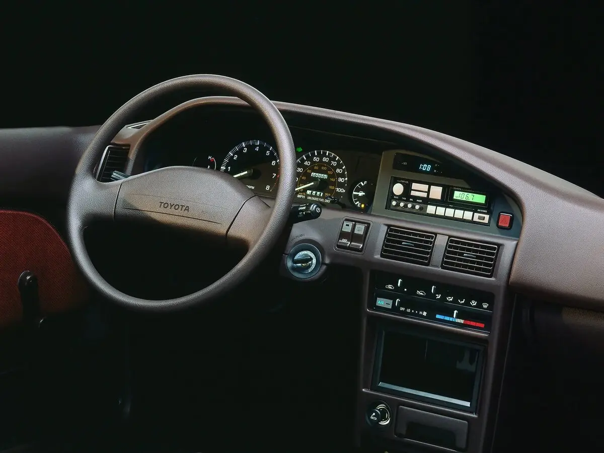 Toyota Corolla VI (E90) Седан — фото 7