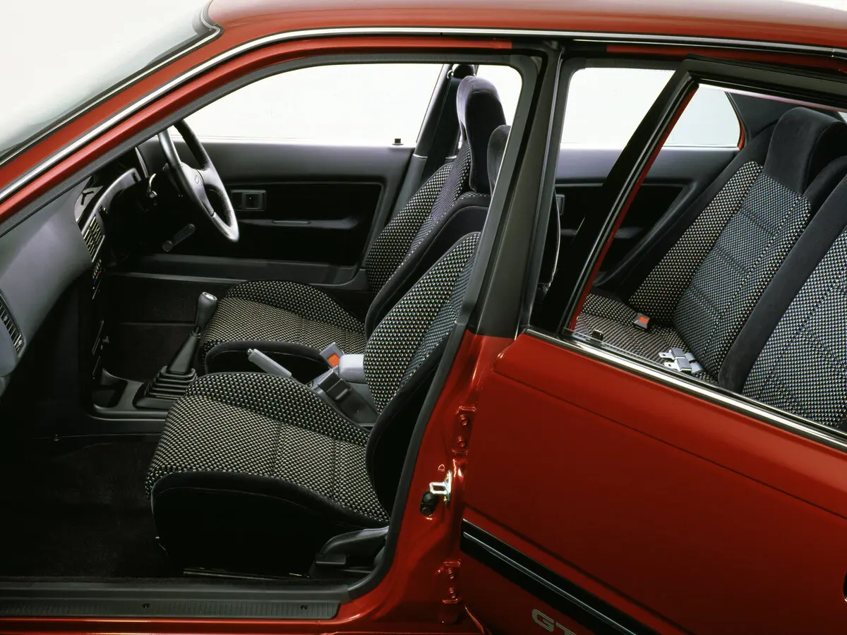 Toyota Corolla VI (E90) Седан — фото 8