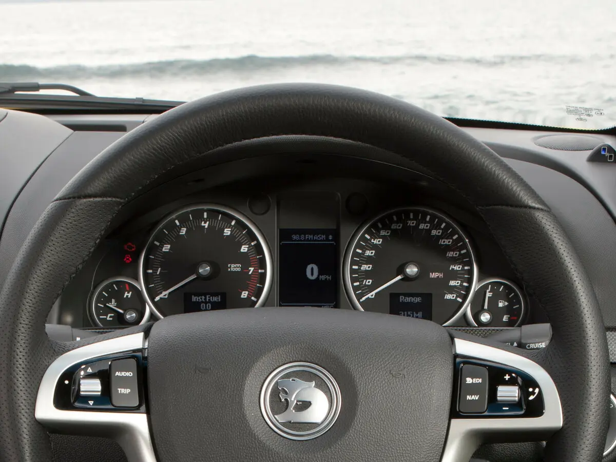Vauxhall VXR8 2007 – 2009 Седан — photo 9