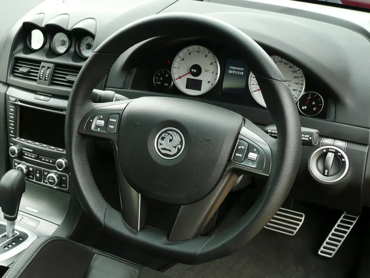 Vauxhall VXR8 2007 – 2009 Седан — photo 10