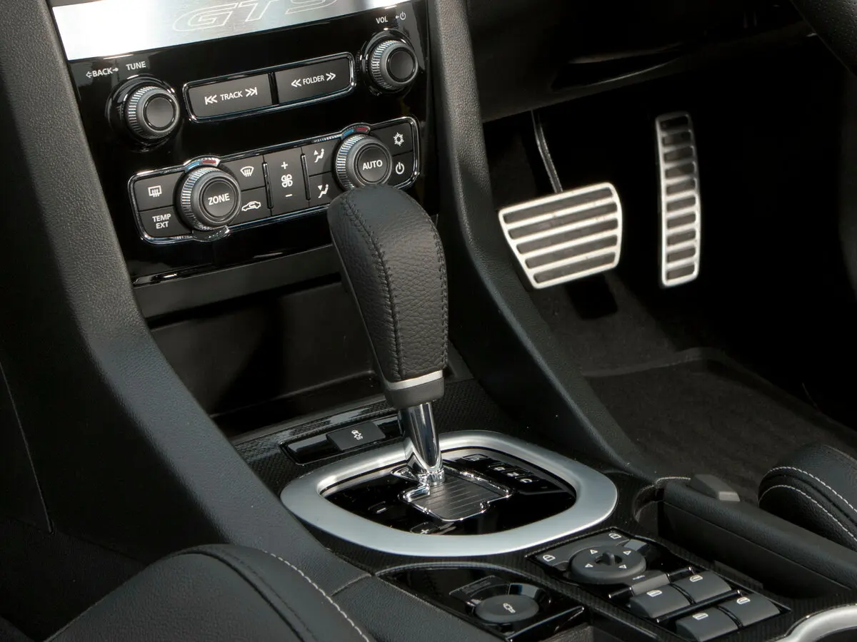 Vauxhall VXR8 2007 – 2009 Седан — photo 11