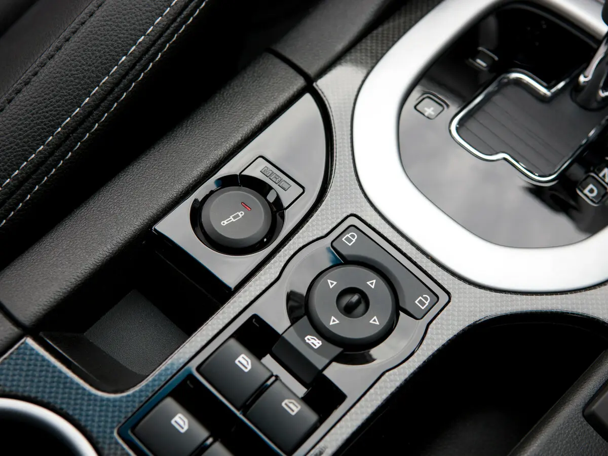 Vauxhall VXR8 2007 – 2009 Седан — photo 15