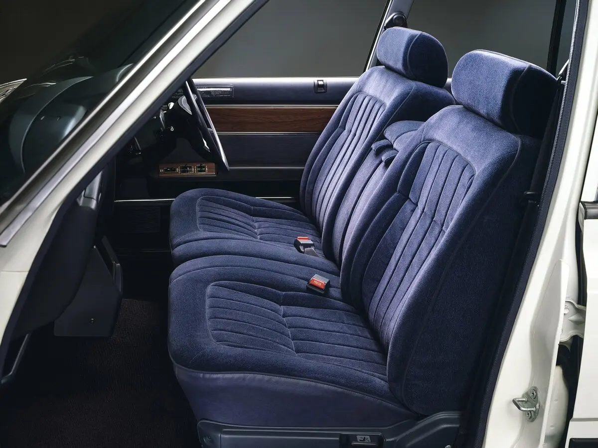 Toyota Crown VI (S110) Седан — 照片 3