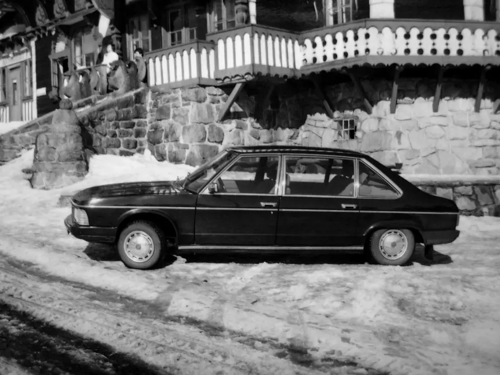 Tatra T613 1973 – 1996 Седан — 照片 2