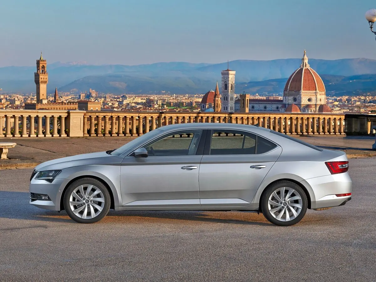 Skoda Superb III Лифтбек — 照片 2