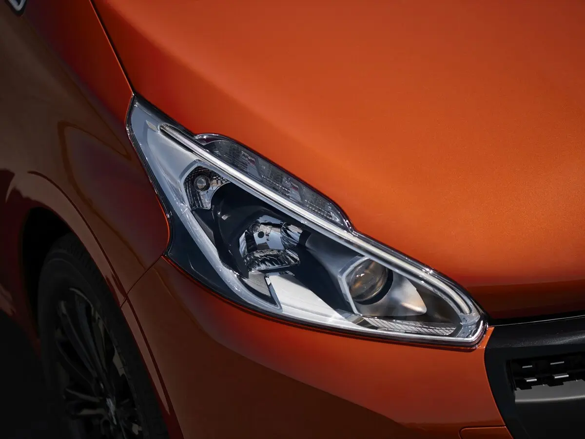 Peugeot 208 I Рестайлинг Хэтчбек 5 дв. — сүрөт 10