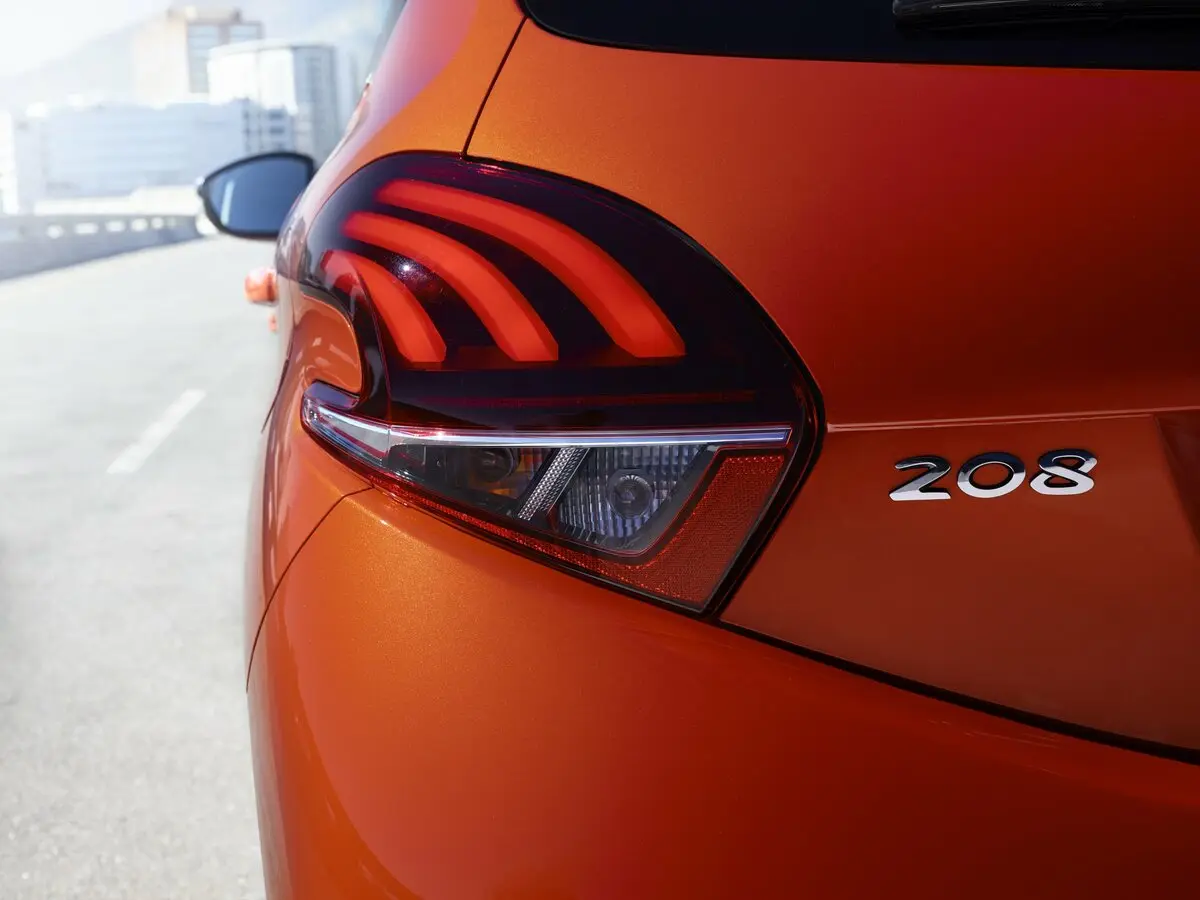 Peugeot 208 I Рестайлинг Хэтчбек 5 дв. — сүрөт 11