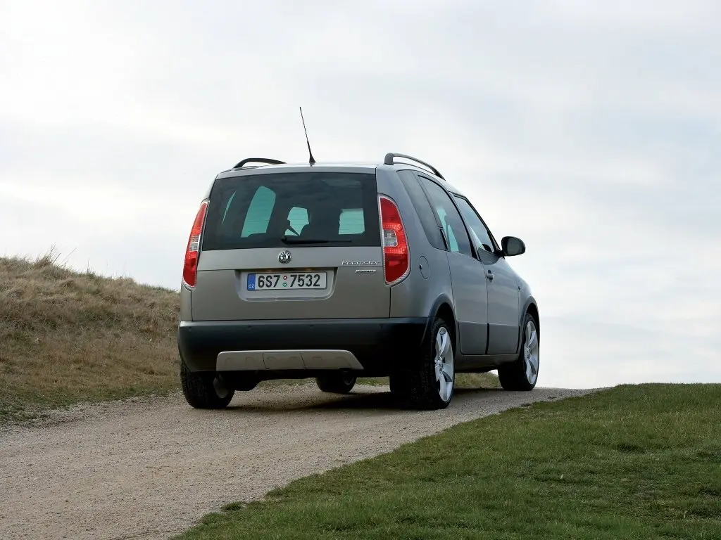 Skoda Roomster I Компактвэн Scout — сүрөт 3