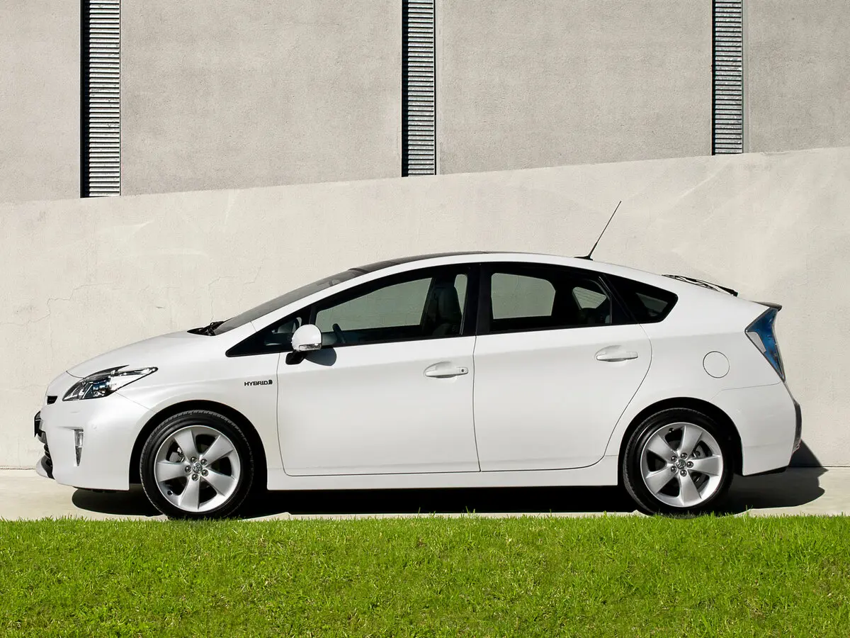 Toyota Prius III Рестайлинг (XW30) Лифтбек — фото 2