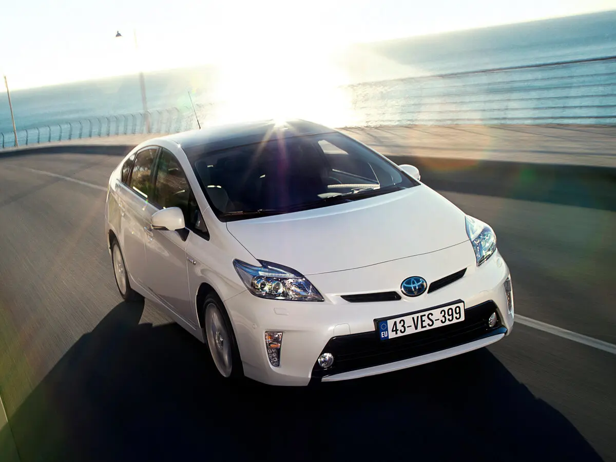 Toyota Prius III Рестайлинг (XW30) Лифтбек — фото 3