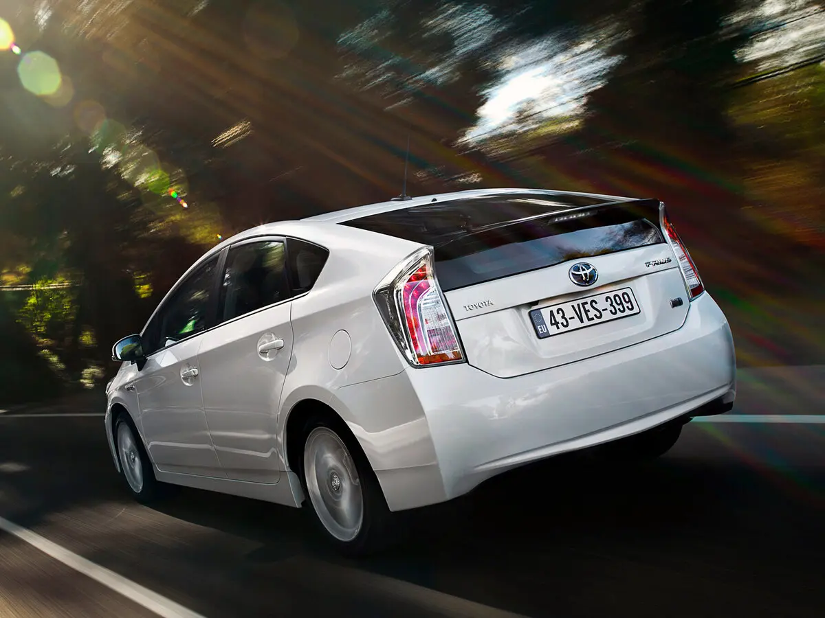 Toyota Prius III Рестайлинг (XW30) Лифтбек — фото 4
