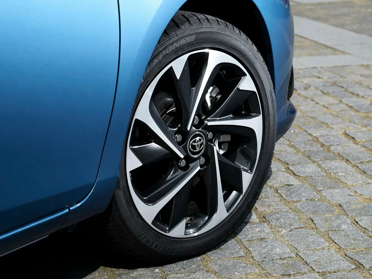 Toyota Auris II Рестайлинг Хэтчбек 5 дв. — сүрөт 16