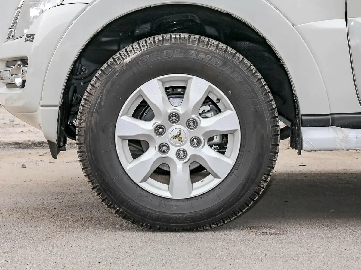 Mitsubishi Pajero IV Рестайлинг 2 Внедорожник 3 дв. — сүрөт 9