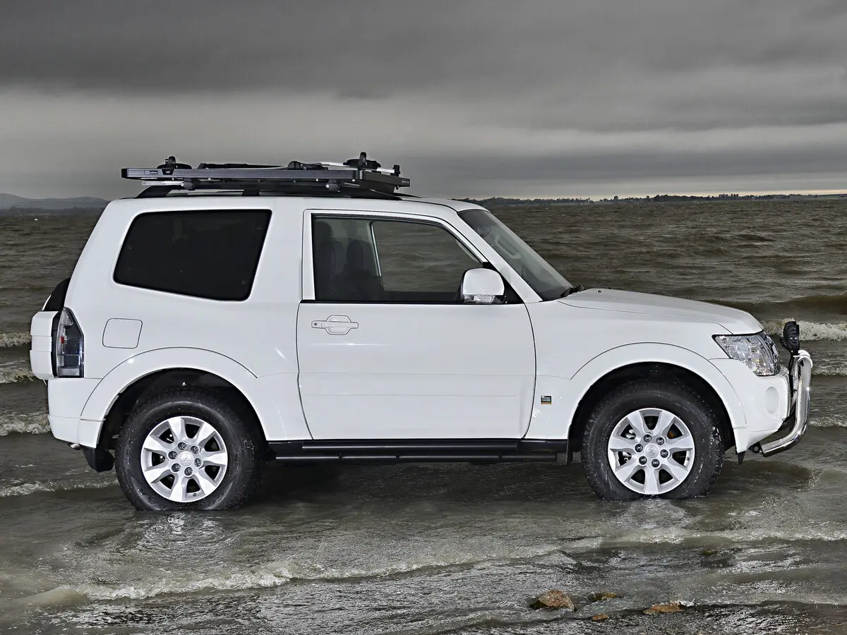 Mitsubishi Pajero IV Рестайлинг 1 Внедорожник 3 дв. — 照片 2