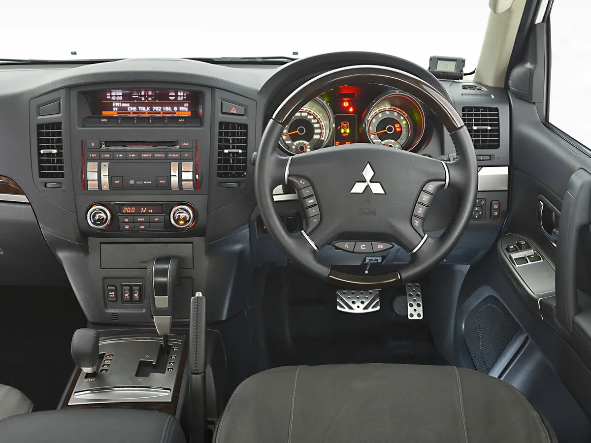 Mitsubishi Pajero IV Рестайлинг 1 Внедорожник 3 дв. — 照片 6