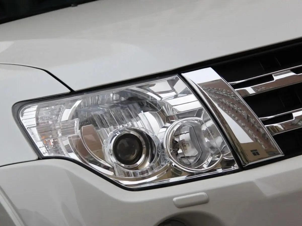 Mitsubishi Pajero IV Рестайлинг 1 Внедорожник 3 дв. — 照片 8