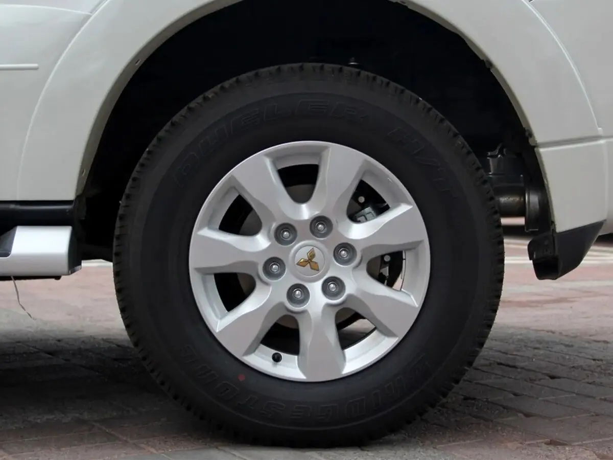 Mitsubishi Pajero IV Рестайлинг 1 Внедорожник 3 дв. — 照片 9