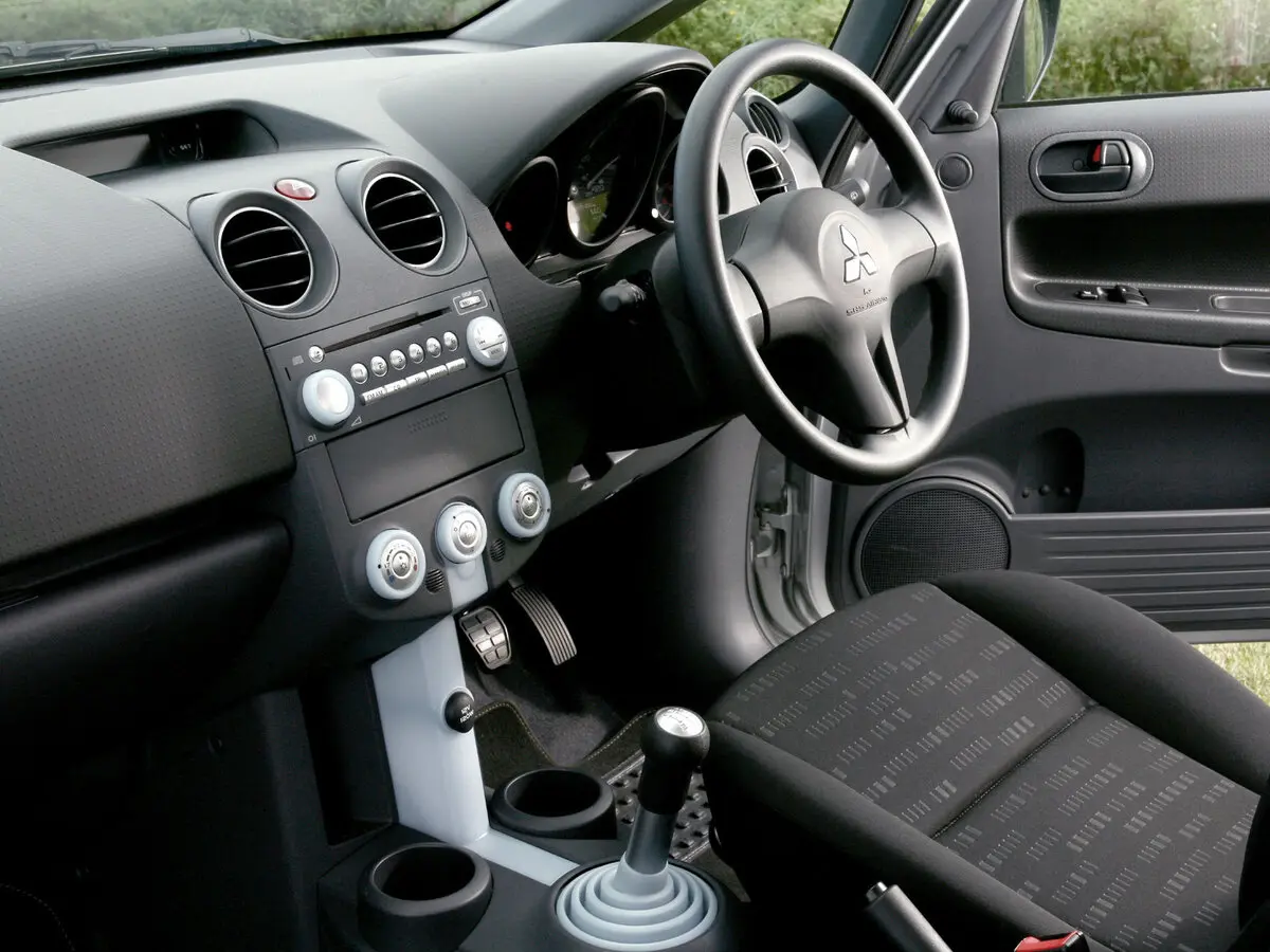 Mitsubishi Colt VI (Z20/Z30) Хэтчбек 3 дв. — photo 7