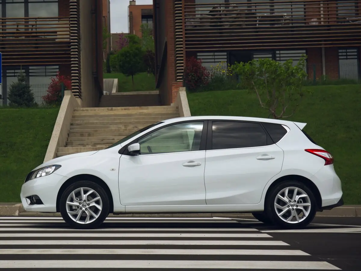 Nissan Tiida II Хэтчбек 5 дв. — сүрөт 2